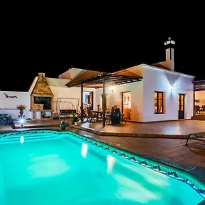 Eslanzarote Acoruma House, Super Wifi, Heated Pool Villa Guime